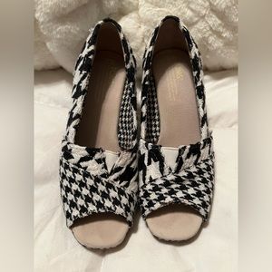 Tom black and white wedges